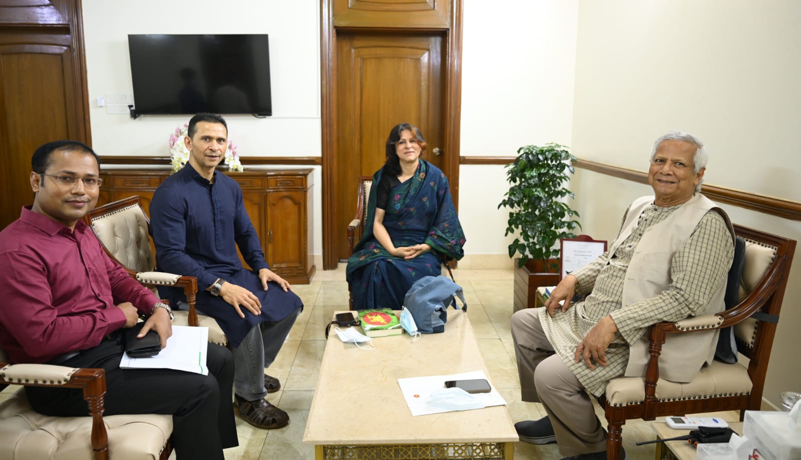 Tajuddin Ahmad’s family meets Chief Adviser