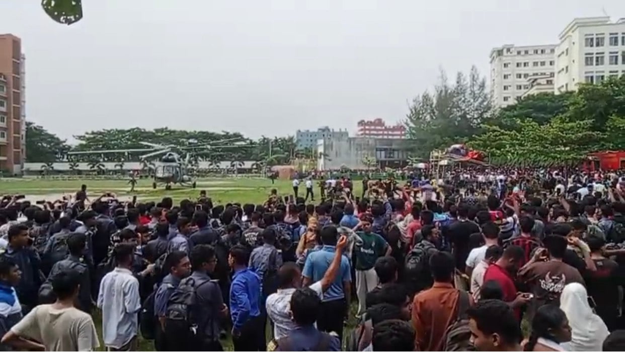 19 killed, 60 injured in an aircraft crash in Uttara
