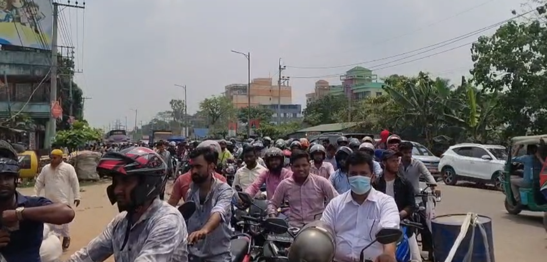 Brahmanbaria: Drivers stand in line for hours for fuel, anger growing