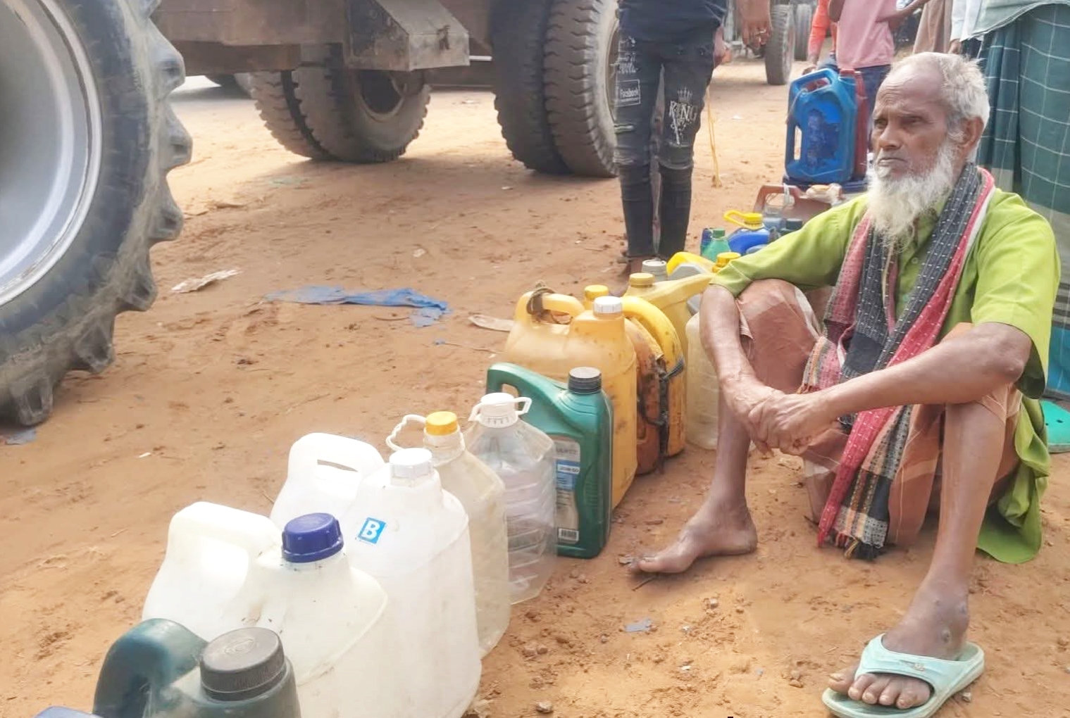 Rajshahi: People wait all day at the pump with their pots due to fuel shortage in Tanore