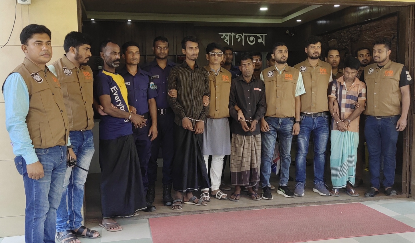 4 members of inter-district robbery gang arrested in Naogaon