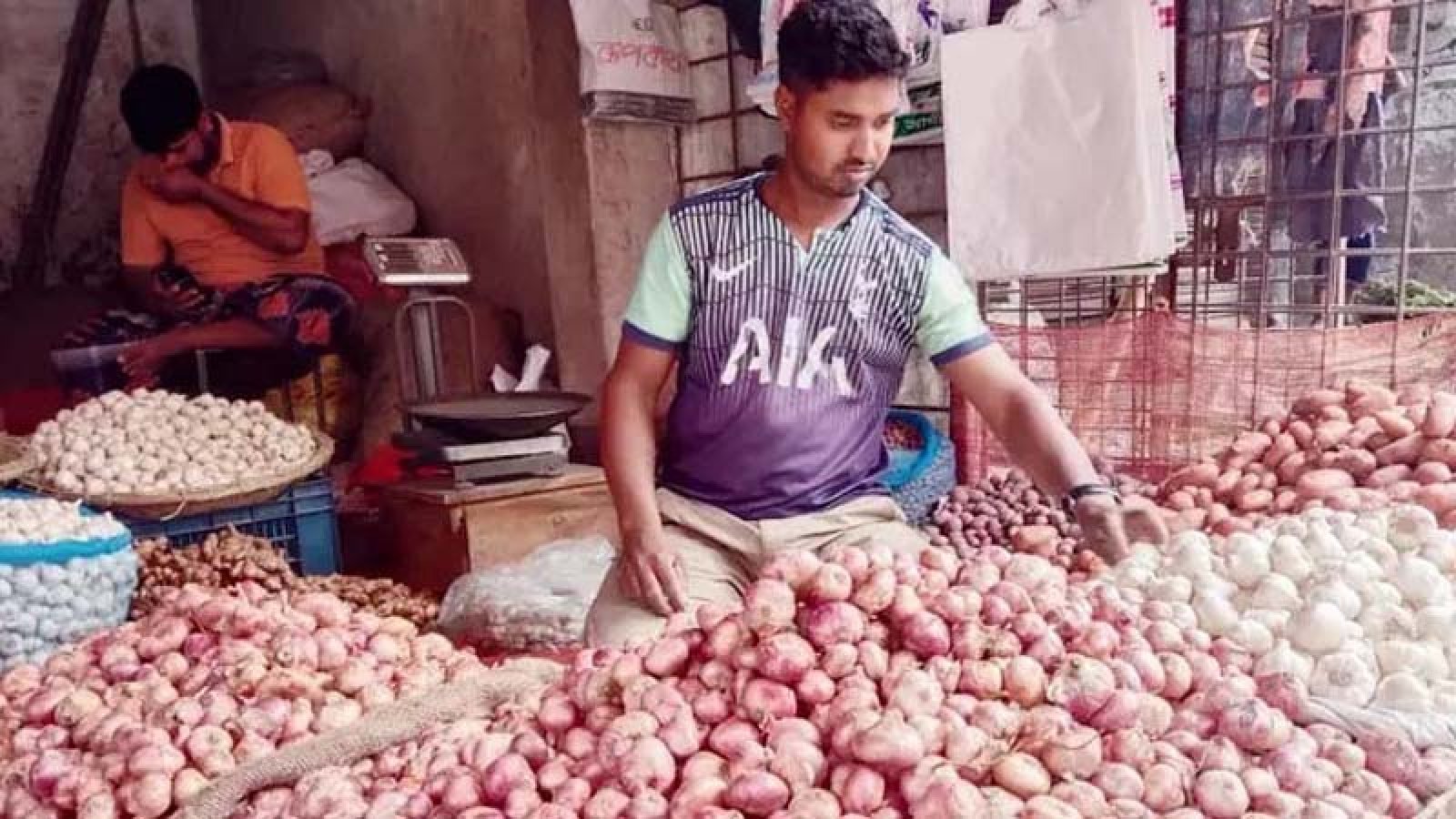 Record quantity of onions cultivated in Rajshahi, disappointed with prices