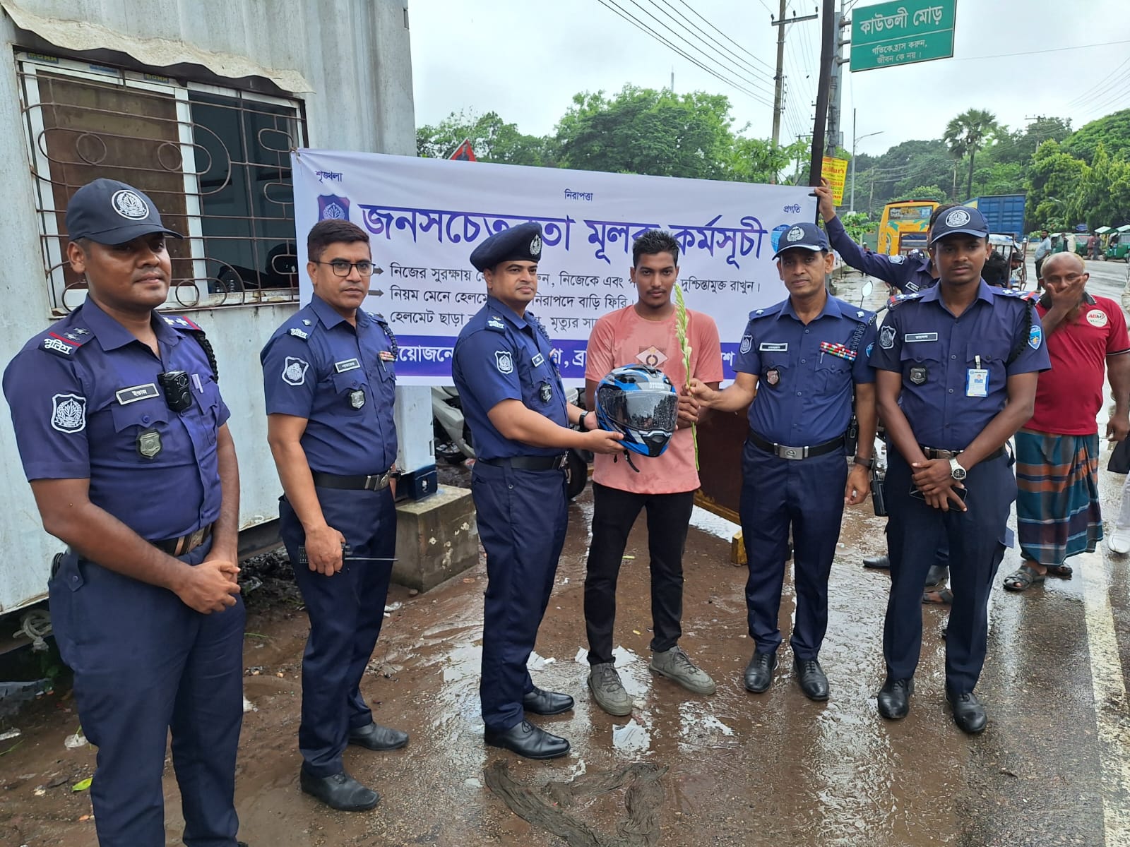 Brahmanbaria Traffic Police’s exceptional initiative to ensure helmet use