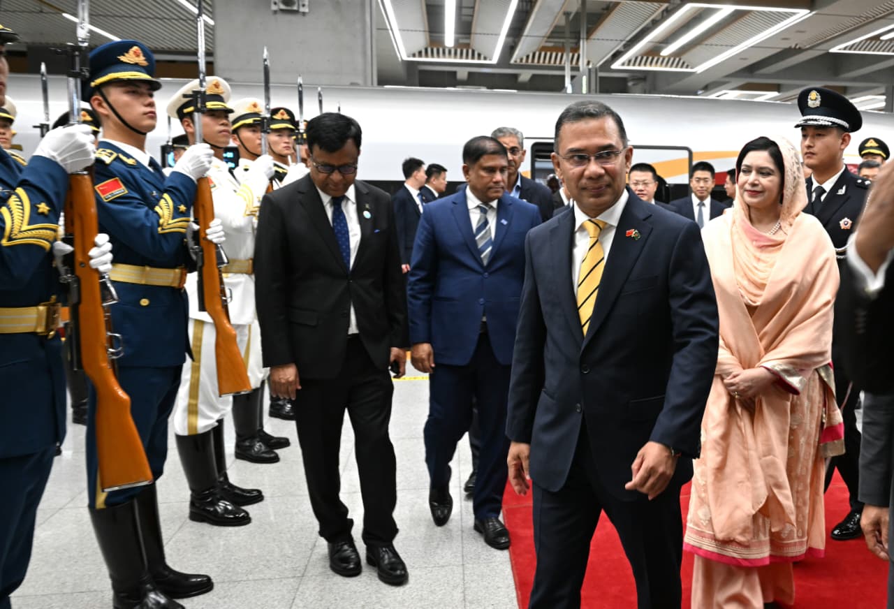 Red carpet rolled out as PM arrives in Beijing