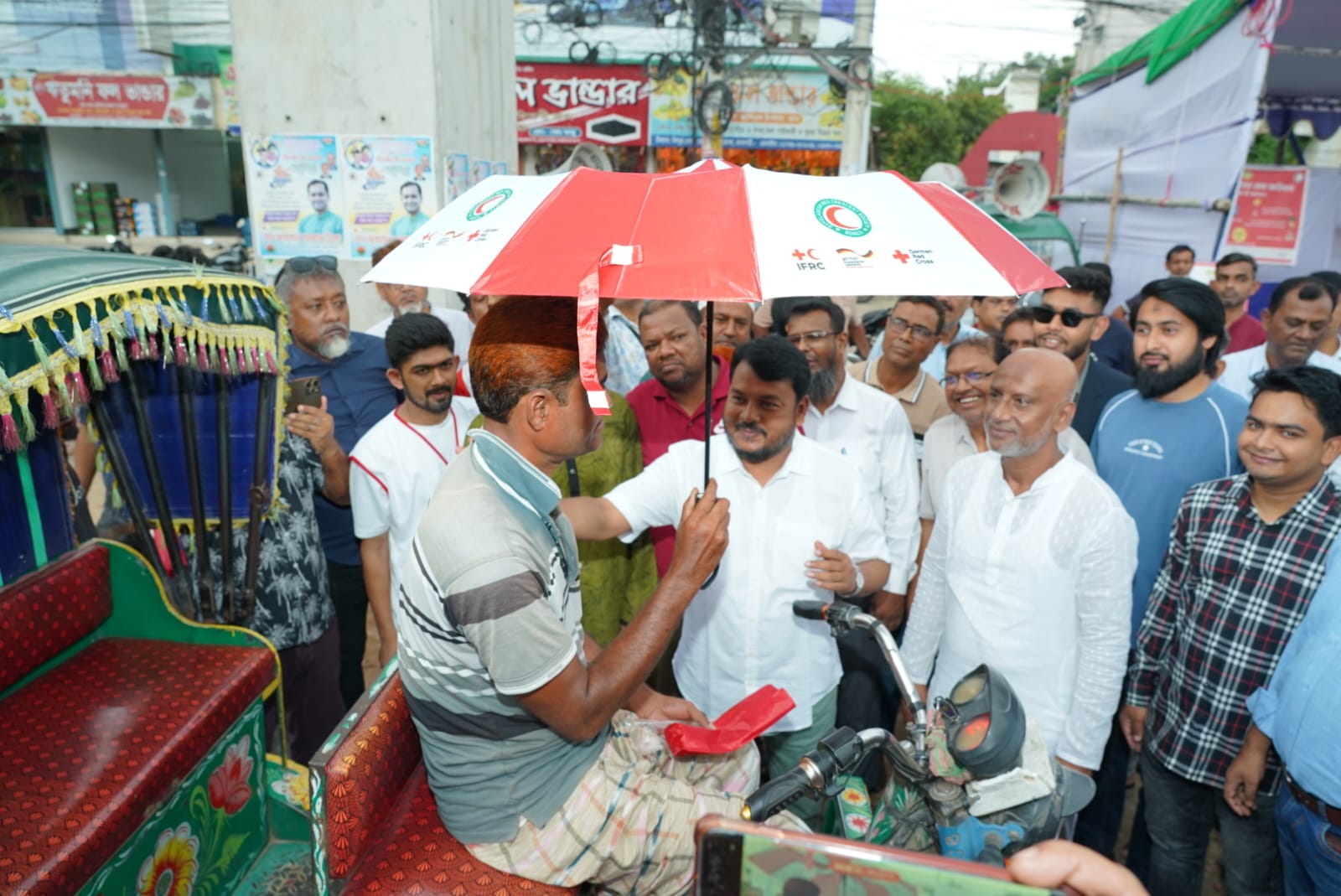 Red Crescent distributes umbrellas to pedestrians in the city