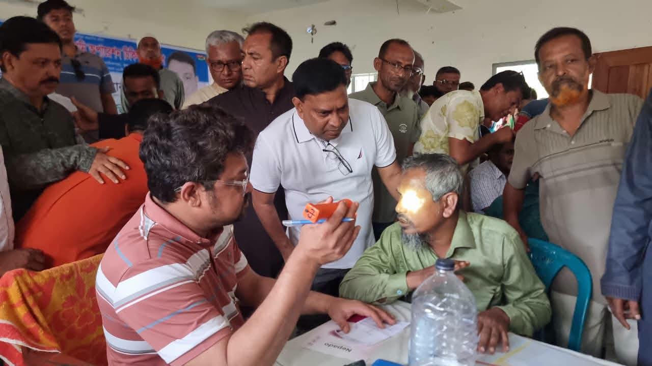 BNP’s free eye camp in Paikgachha; Over 500 people availed services
