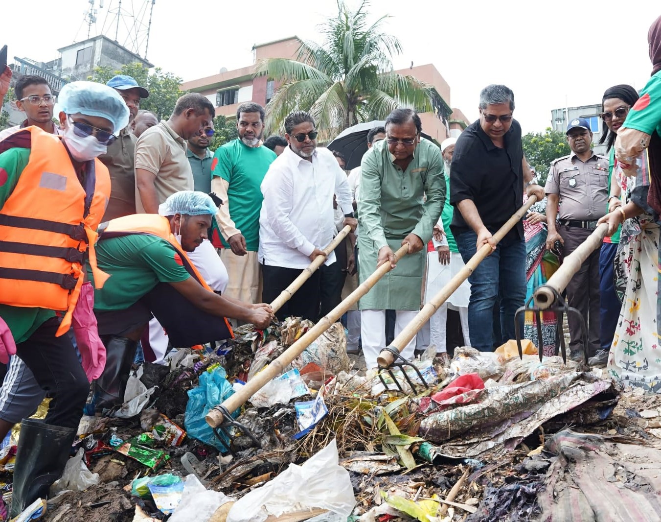 LGRD State Minister Mir Shahe Alam MP with volunteers for a clean Buriganga