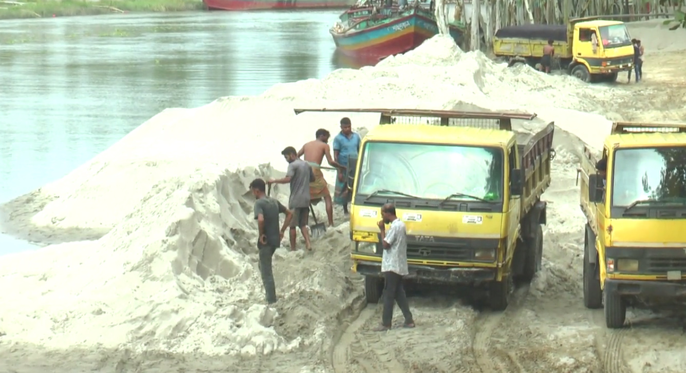 Sand worth crores of taka is being freely extracted from the river in Gaibandha