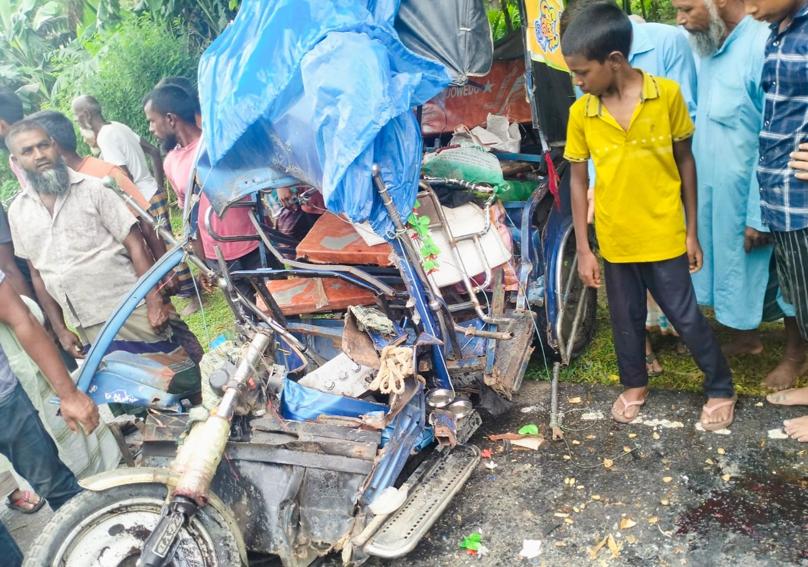 Road accident in Thakurgaon Three-way collision involving pickup, motorcycle and autorickshaw 2 killed, 4 injured