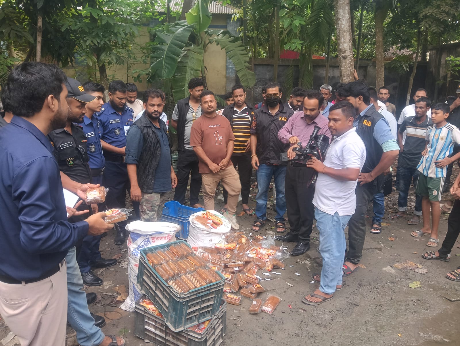 SRB-13, District Administration and Consumer Rights Joint Mobile Court fined 04 institutions Tk 50,000