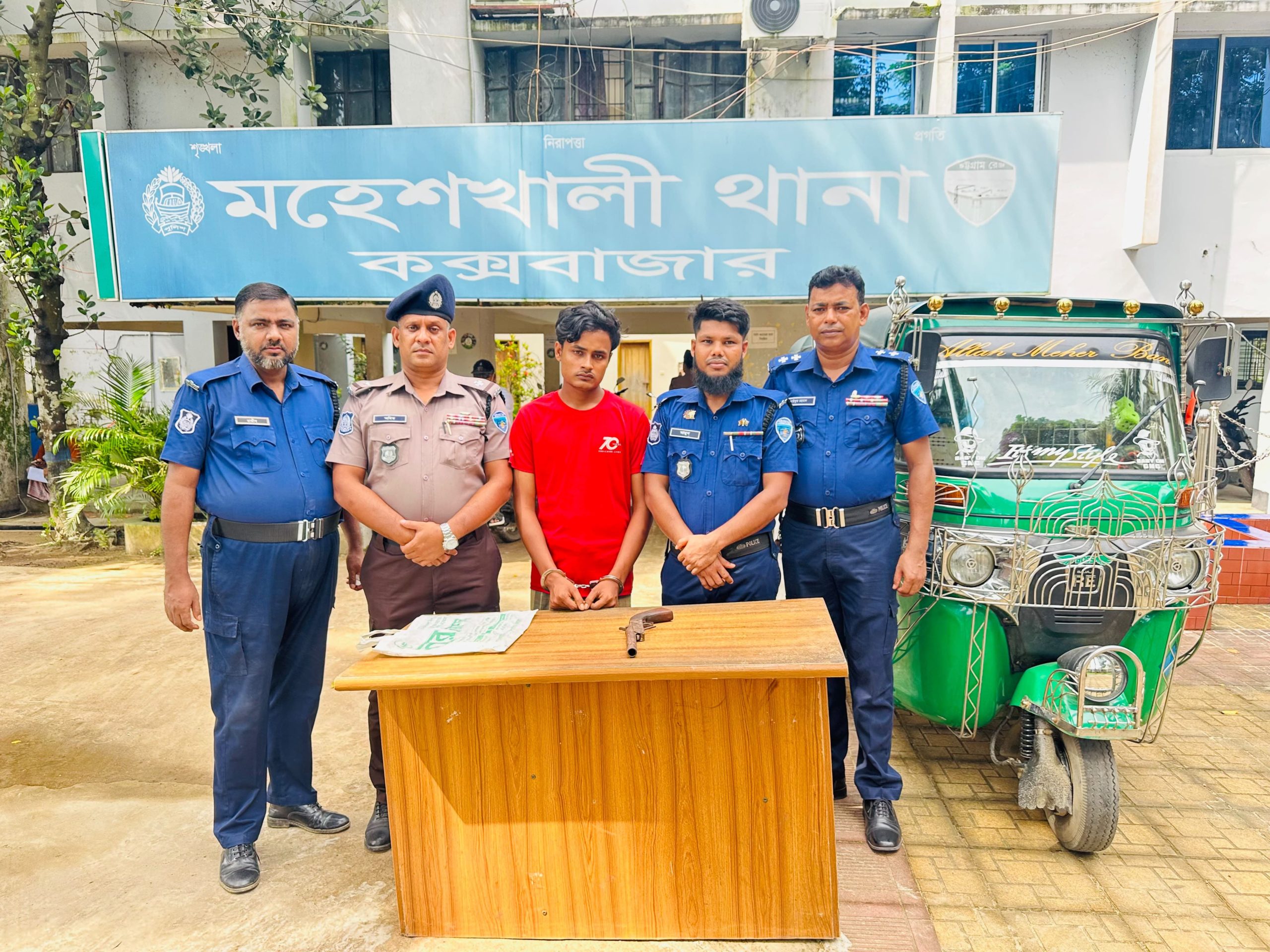 Local LG recovered from CNG at checkpost in Maheshkhali, youth arrested