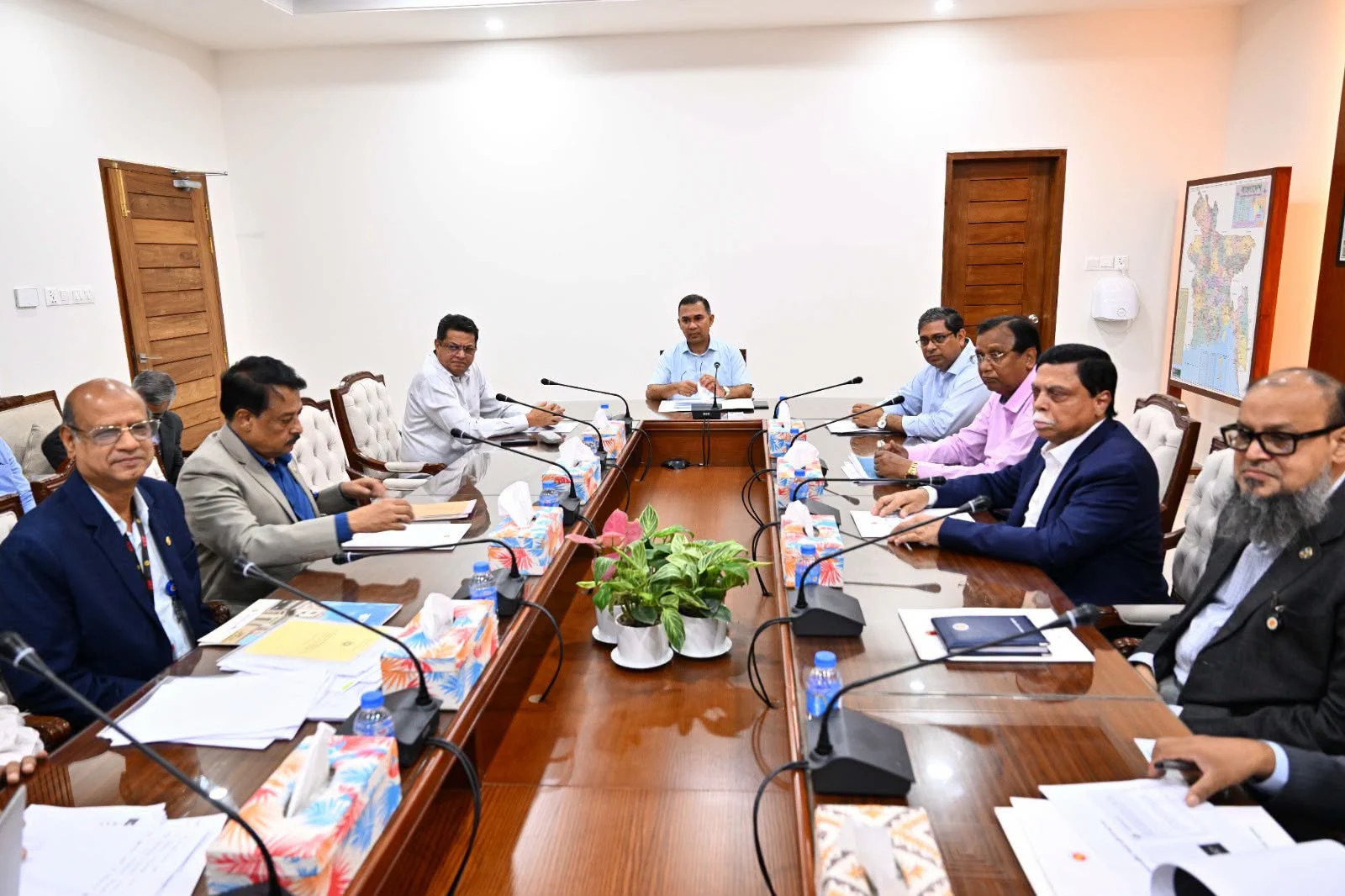 PM calls for coordinated efforts to curb pollution in city lakes
